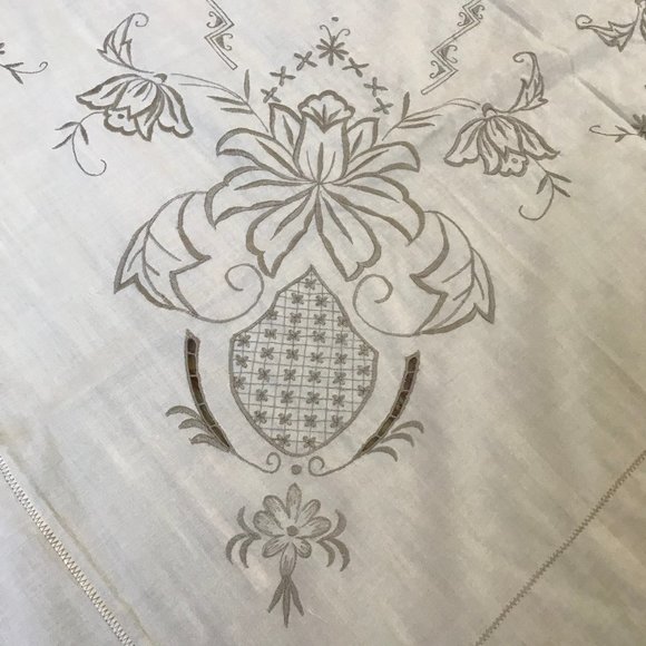 Ivory Tablecloth with Grey Floral Embroidery Cutwork Large Rectangular 68x102" - Picture 5 of 8